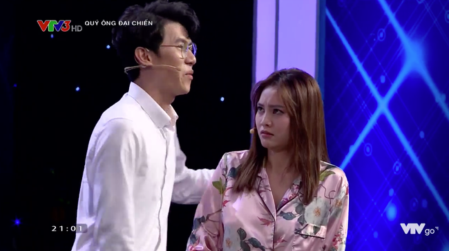 Quý ông đại chiến: Hương Giang nằm dài ra sân khấu, mê trai bất chấp