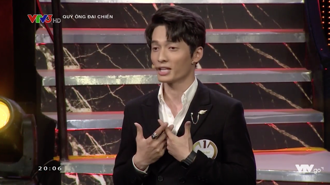 Quý ông đại chiến: Hương Giang nằm dài ra sân khấu, mê trai bất chấp