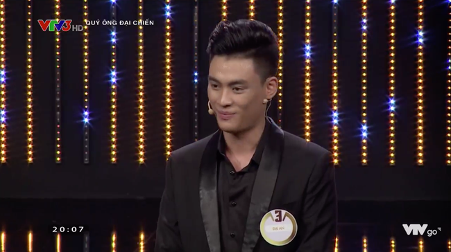 Quý ông đại chiến: Hương Giang nằm dài ra sân khấu, mê trai bất chấp