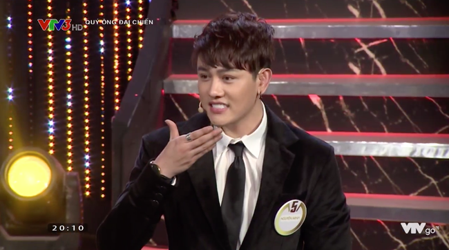 Quý ông đại chiến: Hương Giang nằm dài ra sân khấu, mê trai bất chấp