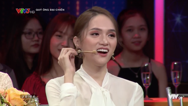 Quý ông đại chiến: Hương Giang nằm dài ra sân khấu, mê trai bất chấp