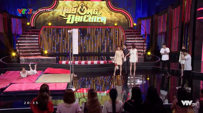 Quý ông đại chiến: Hương Giang nằm dài ra sân khấu, mê trai bất chấp