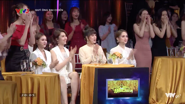 Quý ông đại chiến: Hương Giang nằm dài ra sân khấu, mê trai bất chấp