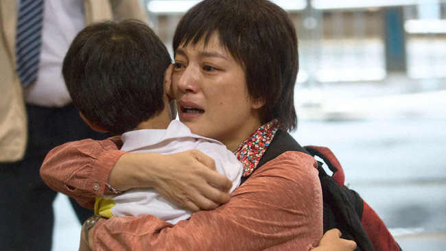 Khóc cạn nước mắt với Triệu Vy: Người mẹ đau đớn tận cùng khi trở thành kẻ bắt cóc, phải ngủ với đàn ông vì con gái Khóc cạn nước mắt với Triệu Vy: Người mẹ đau đớn tận cùng khi trở thành kẻ bắt cóc, phải ngủ với đàn ông vì con gái