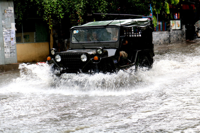 TP HCM: Mưa trắng trời trưa cuối tuần, khu nhà giàu Thảo Điền lại ngập