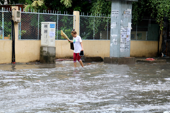 TP HCM: Mưa trắng trời trưa cuối tuần, khu nhà giàu Thảo Điền lại ngập