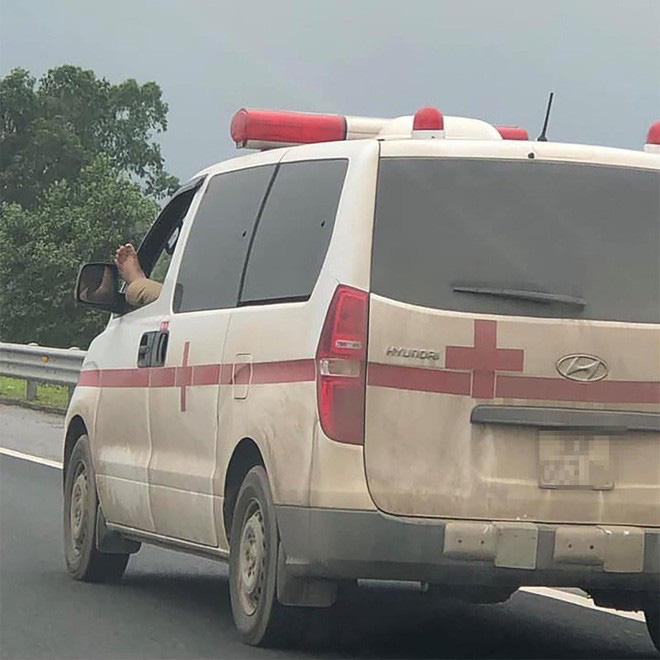 Thót tim cảnh tài xế xe cứu thương vừa lái xe băng băng trên cao tốc vừa gác chân lên cửa sổ và nghe điện thoại