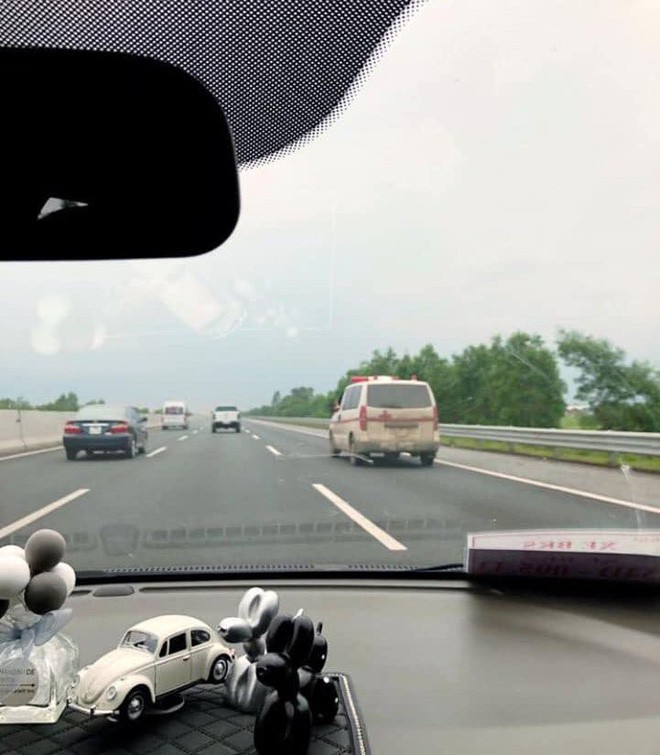 Thót tim cảnh tài xế xe cứu thương vừa lái xe băng băng trên cao tốc vừa gác chân lên cửa sổ và nghe điện thoại