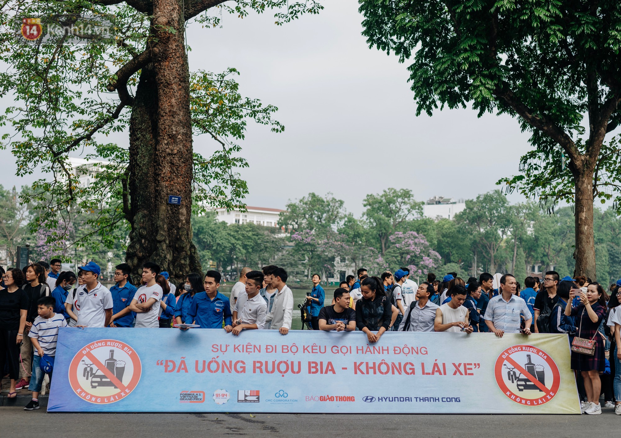 Chùm ảnh: 8.000 người mang logo Đã uống rượu bia - Không lái xe cùng tuần hành trên phố đi bộ Hồ Gươm