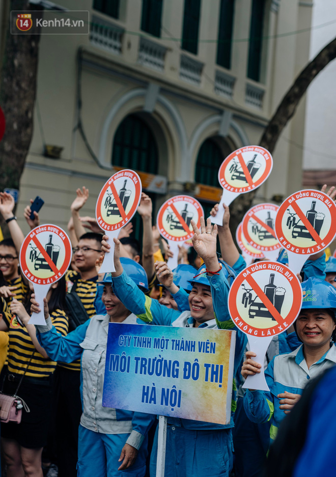 Chùm ảnh: 8.000 người mang logo Đã uống rượu bia - Không lái xe cùng tuần hành trên phố đi bộ Hồ Gươm
