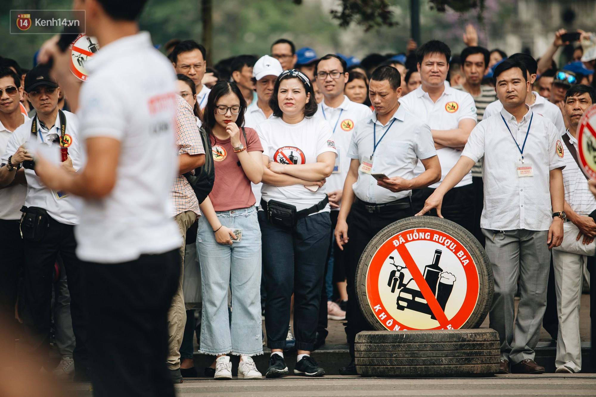Chùm ảnh: 8.000 người mang logo Đã uống rượu bia - Không lái xe cùng tuần hành trên phố đi bộ Hồ Gươm