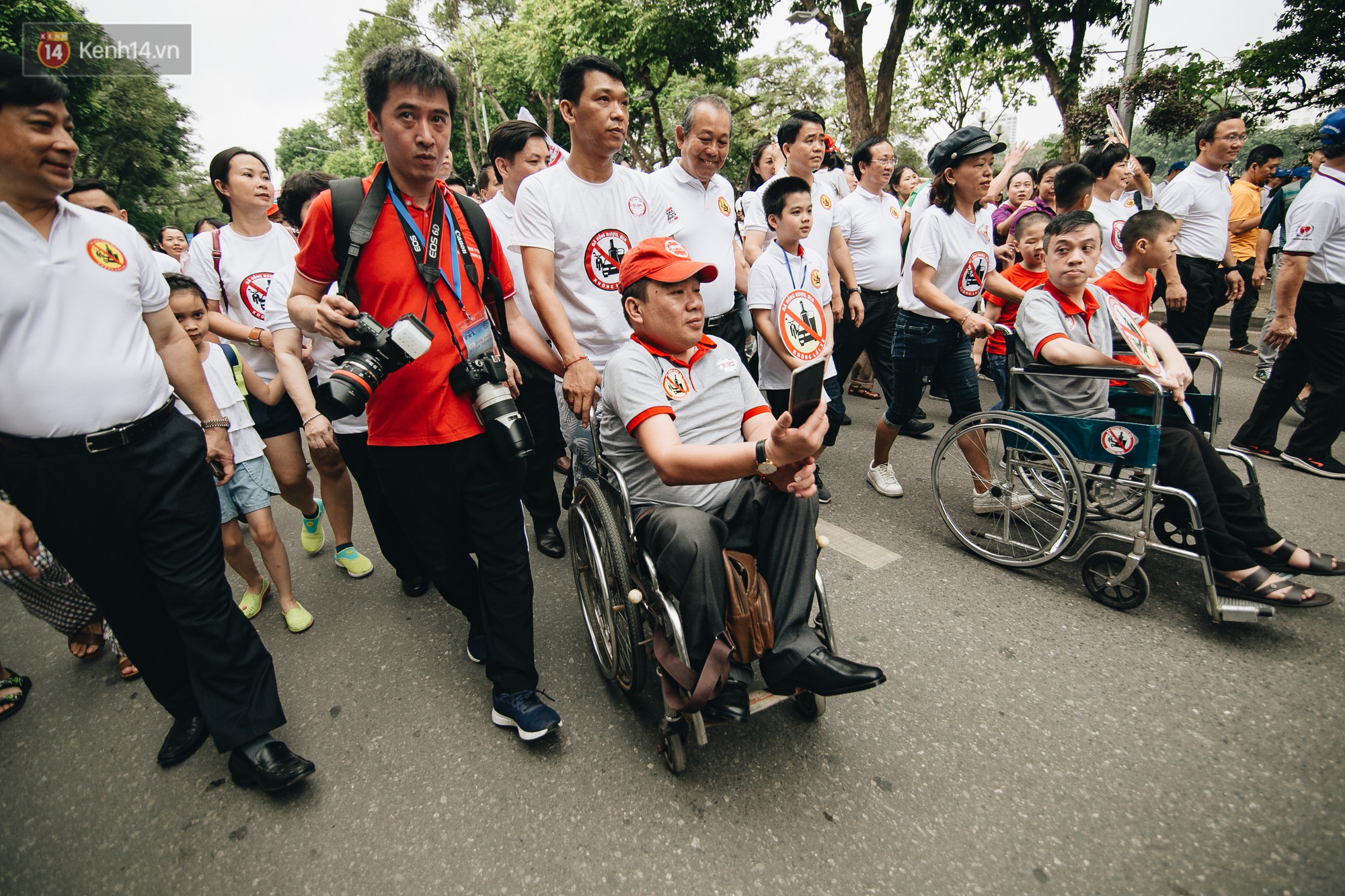 Chùm ảnh: 8.000 người mang logo Đã uống rượu bia - Không lái xe cùng tuần hành trên phố đi bộ Hồ Gươm