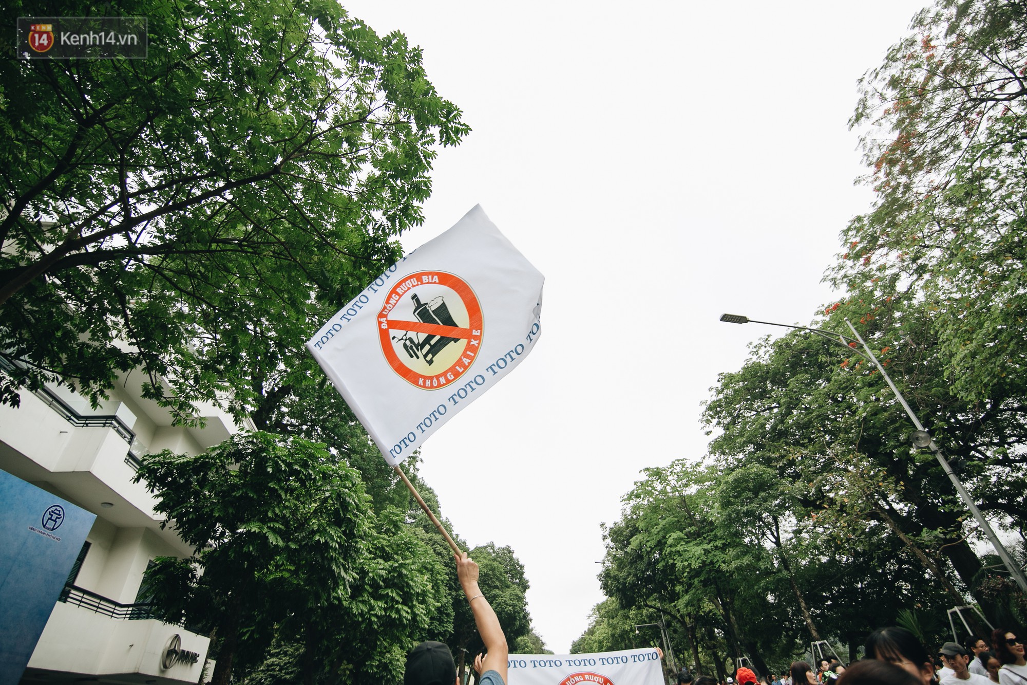 Chùm ảnh: 8.000 người mang logo Đã uống rượu bia - Không lái xe cùng tuần hành trên phố đi bộ Hồ Gươm