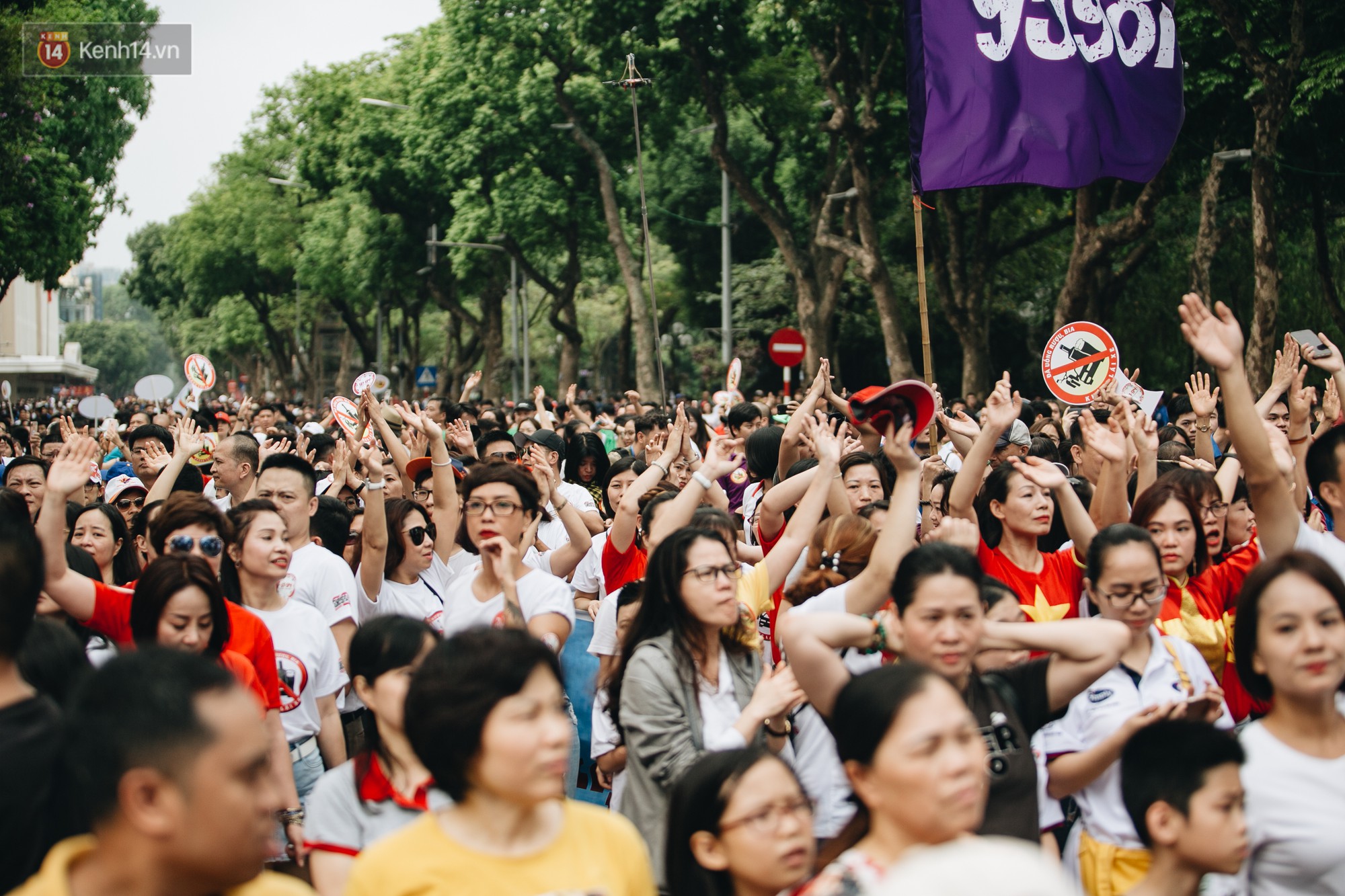 Chùm ảnh: 8.000 người mang logo Đã uống rượu bia - Không lái xe cùng tuần hành trên phố đi bộ Hồ Gươm