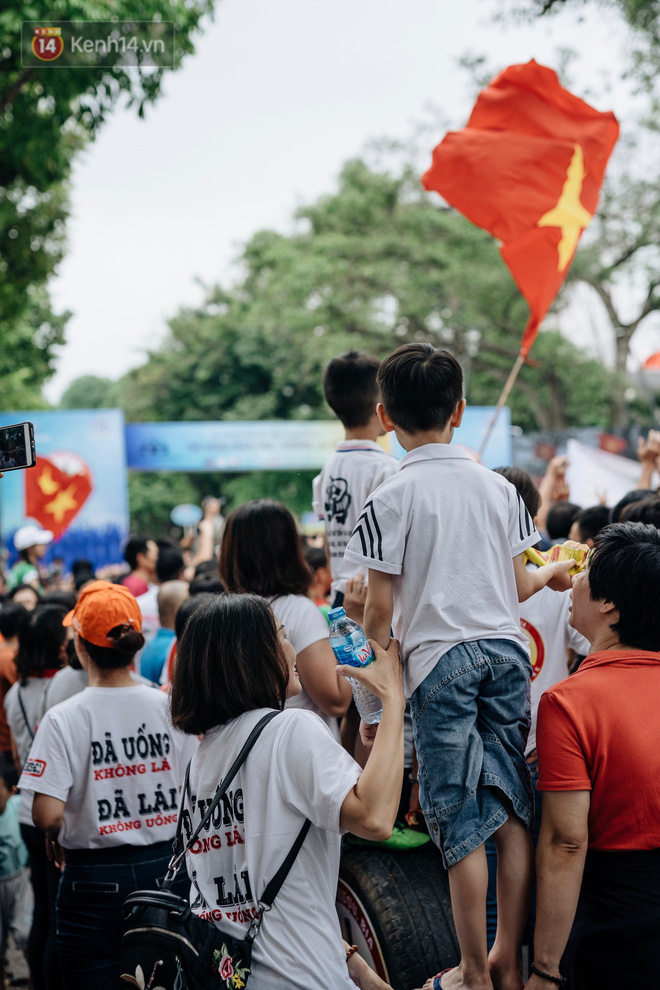 Chùm ảnh: 8.000 người mang logo Đã uống rượu bia - Không lái xe cùng tuần hành trên phố đi bộ Hồ Gươm