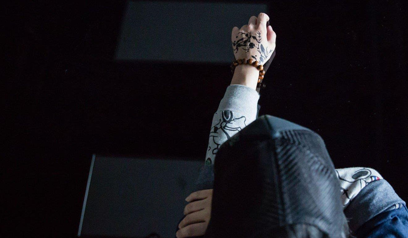 Giới trẻ Hong Kong nằm lì trong phòng, sống cách ly với thế giới