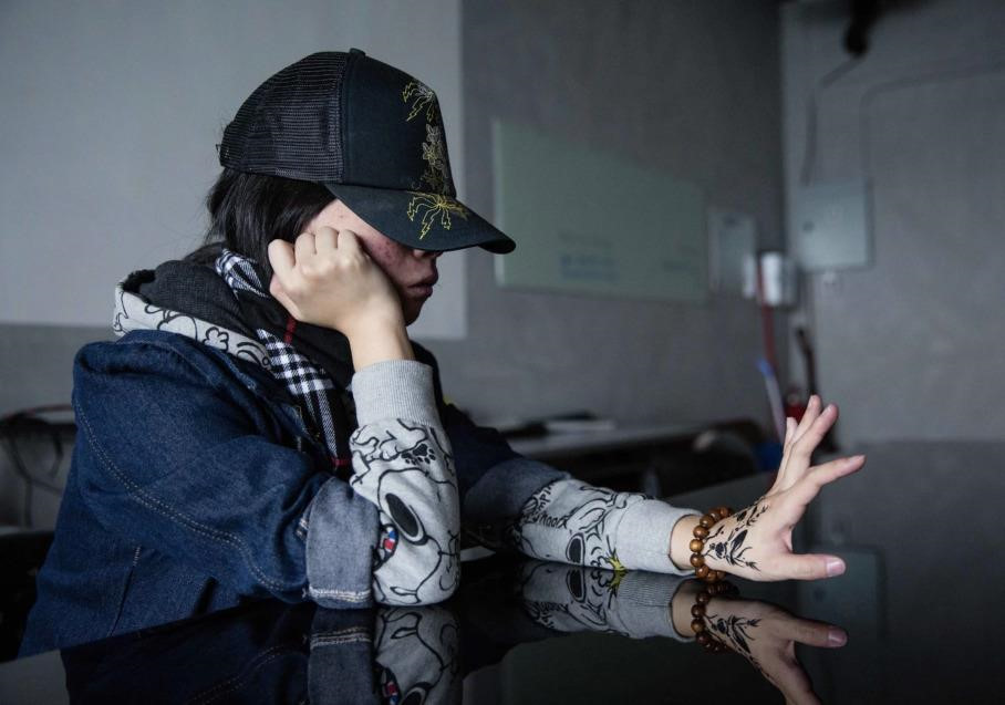 Giới trẻ Hong Kong nằm lì trong phòng, sống cách ly với thế giới