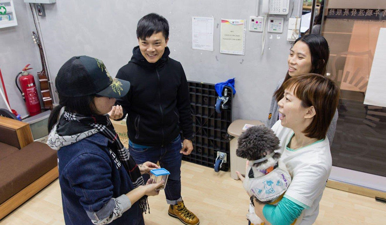 Giới trẻ Hong Kong nằm lì trong phòng, sống cách ly với thế giới