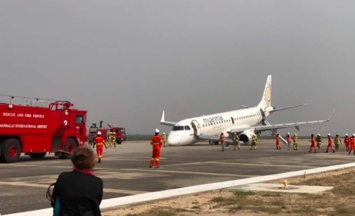 Thót tim máy bay chở khách hạ cánh bằng bụng