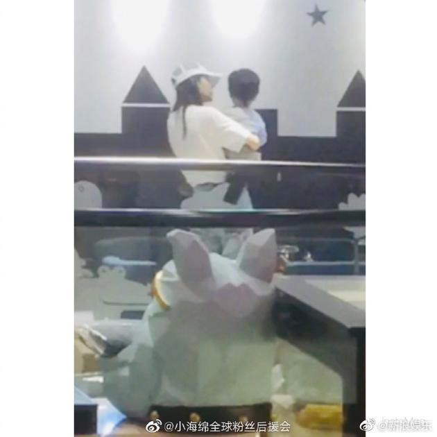 Thêm nghi vấn Angela Baby ly hôn Huỳnh Hiểu Minh: Đưa con trai đi chơi 1 mình, ông xã không chúc mừng Ngày Của Mẹ