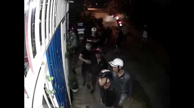 Kinh hãi nhìn tập đoàn 12 người, nghi kéo nhau đi trộm cắp, đột nhập nhà dân lúc nửa đêm Kinh hãi nhìn tập đoàn 12 người, nghi kéo nhau đi trộm cắp, đột nhập nhà dân lúc nửa đêm