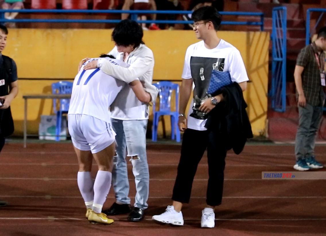 Người hùng Văn Thanh tìm đến ôm chầm bác sĩ Choi sau trận thắng Viettel