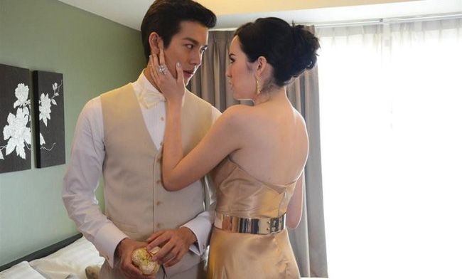 Chồng tự tay quay cảnh nóng của mình với cô thư ký cực quyến rũ nhưng kết quả cuối mới thật bất ngờ