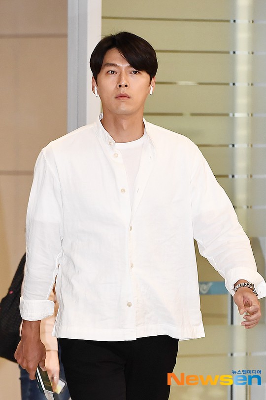 Hyun Bin mặc đồ giản dị ra sân bay mà tựa tổng tài và chiếc mũi thì sắc như muốn đòi mạng chị em