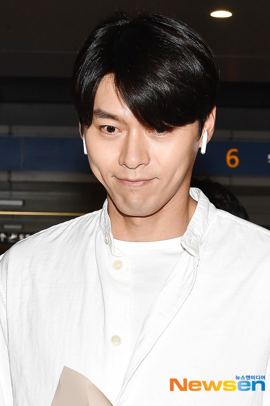 Hyun Bin mặc đồ giản dị ra sân bay mà tựa tổng tài và chiếc mũi thì sắc như muốn đòi mạng chị em