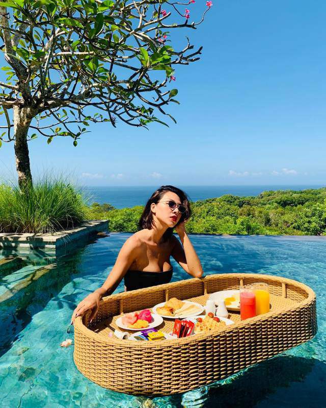 Không chỉ bốc lửa với bikini, người tình Kỳ Duyên còn mặc đẹp loại đồ này khiến fan mê đắm