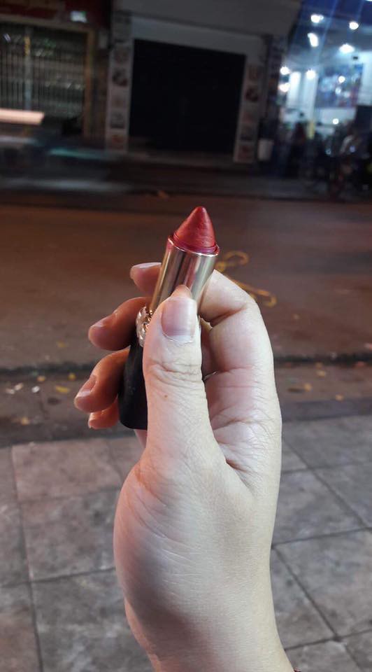 Phái đẹp và những kiểu đánh son không giống ai: Cùng một hãng đi ra nhưng muôn vàn số phận