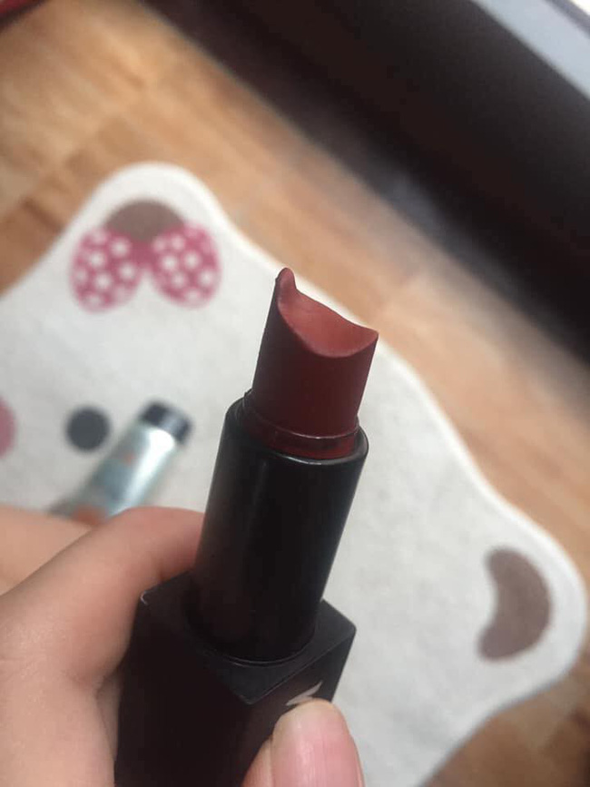 Phái đẹp và những kiểu đánh son không giống ai: Cùng một hãng đi ra nhưng muôn vàn số phận