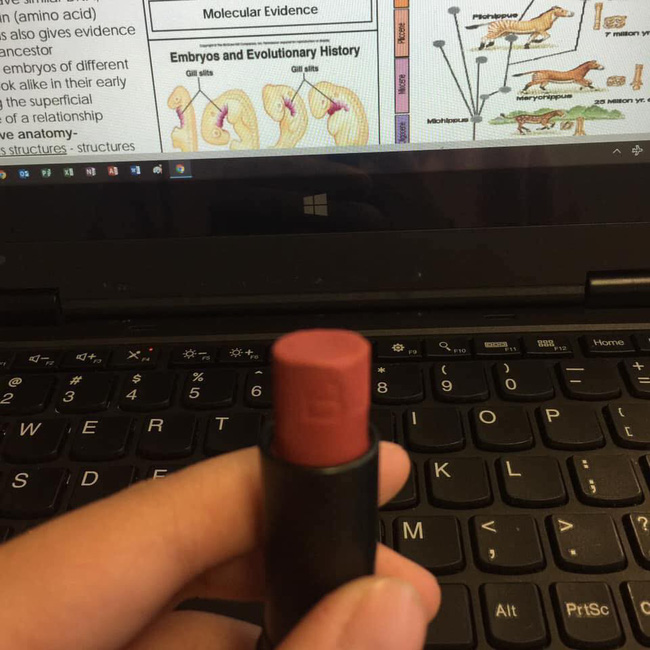 Phái đẹp và những kiểu đánh son không giống ai: Cùng một hãng đi ra nhưng muôn vàn số phận