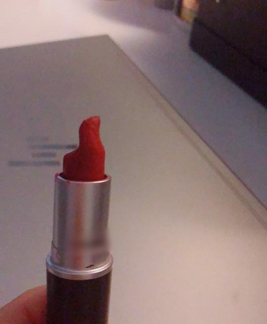 Phái đẹp và những kiểu đánh son không giống ai: Cùng một hãng đi ra nhưng muôn vàn số phận