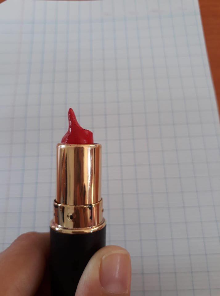 Phái đẹp và những kiểu đánh son không giống ai: Cùng một hãng đi ra nhưng muôn vàn số phận