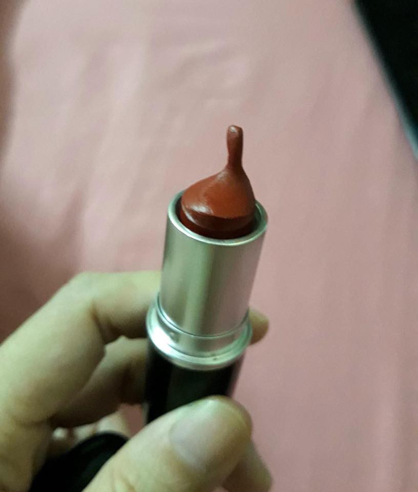 Phái đẹp và những kiểu đánh son không giống ai: Cùng một hãng đi ra nhưng muôn vàn số phận