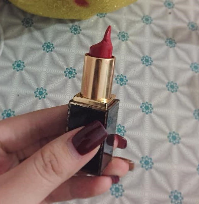 Phái đẹp và những kiểu đánh son không giống ai: Cùng một hãng đi ra nhưng muôn vàn số phận