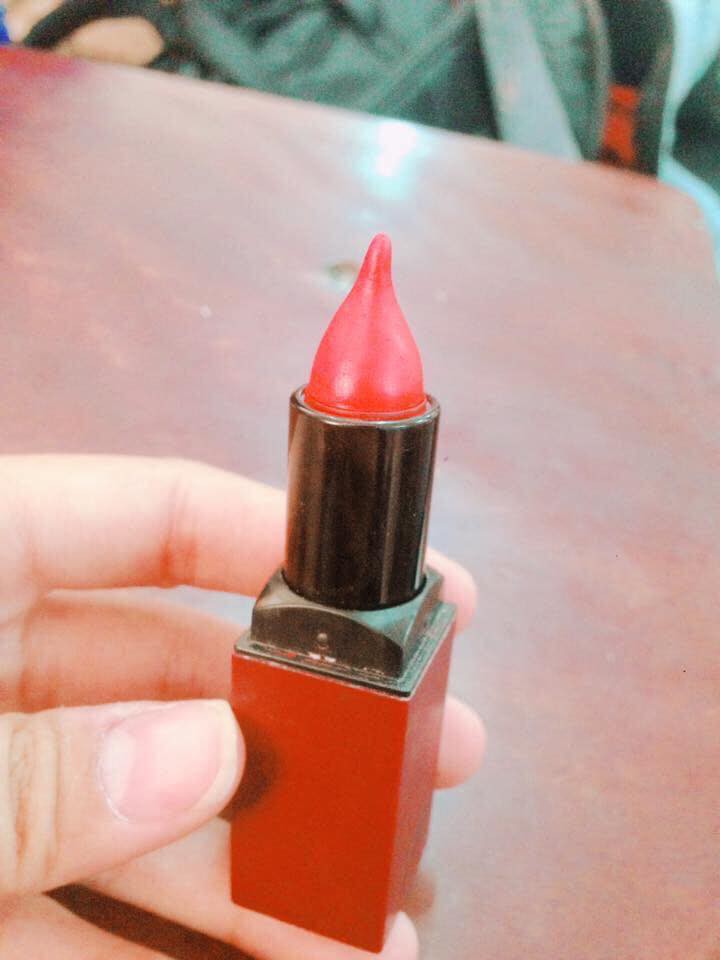 Phái đẹp và những kiểu đánh son không giống ai: Cùng một hãng đi ra nhưng muôn vàn số phận