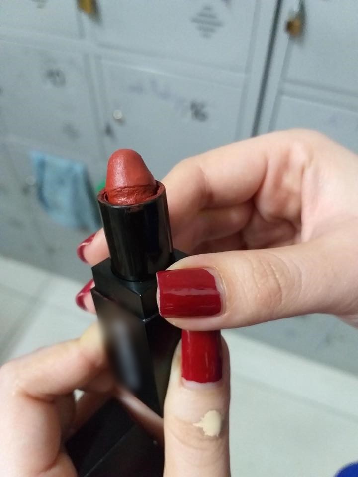 Phái đẹp và những kiểu đánh son không giống ai: Cùng một hãng đi ra nhưng muôn vàn số phận