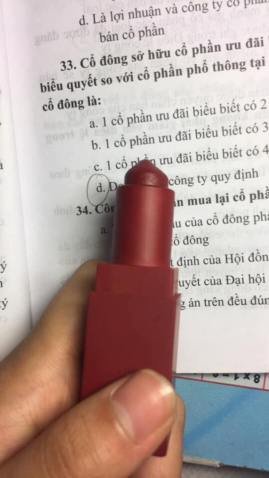 Phái đẹp và những kiểu đánh son không giống ai: Cùng một hãng đi ra nhưng muôn vàn số phận