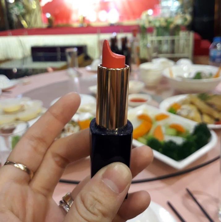 Phái đẹp và những kiểu đánh son không giống ai: Cùng một hãng đi ra nhưng muôn vàn số phận