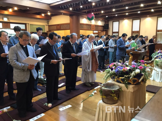 4 tháng mất hút hậu xạ trị ung thư, Kim Woo Bin trở lại với diện mạo hoàn toàn mới bên tài tử Jo In Sung 4 tháng mất hút hậu xạ trị ung thư, Kim Woo Bin trở lại với diện mạo hoàn toàn mới bên tài tử Jo In Sung