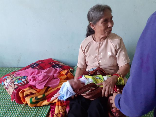 Cụ bà phát hiện bé sơ sinh còn nguyên dây rốn trước cổng trạm y tế