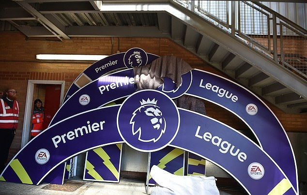 Bục nhận giải của Liverpool trở thành... rác, bị vứt xó tại Anfield sau khi Ngoại hạng Anh hạ màn