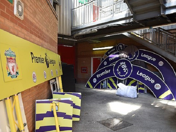 Bục nhận giải của Liverpool trở thành... rác, bị vứt xó tại Anfield sau khi Ngoại hạng Anh hạ màn