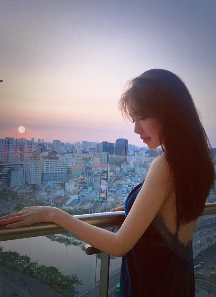 Bị chê photoshop quá đà, Elly Trần tung clip nóng bỏng từng centimet