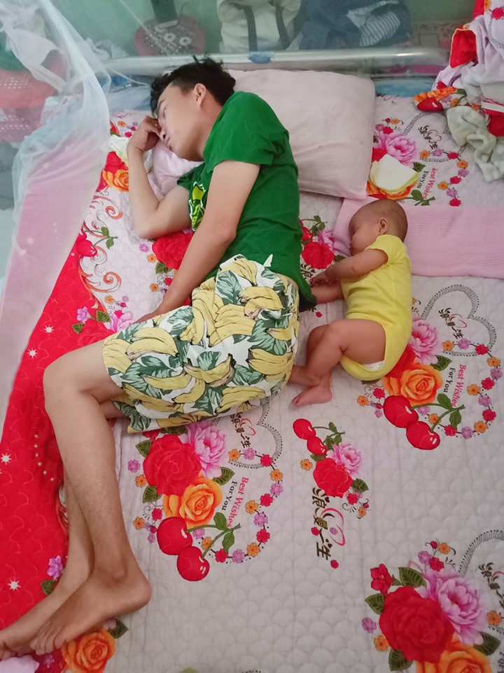Nhìn dáng ngủ của bố và con gái, dù có bị gọi là photocopy hay đẻ thuê thì mẹ cũng hết đường chối cãi