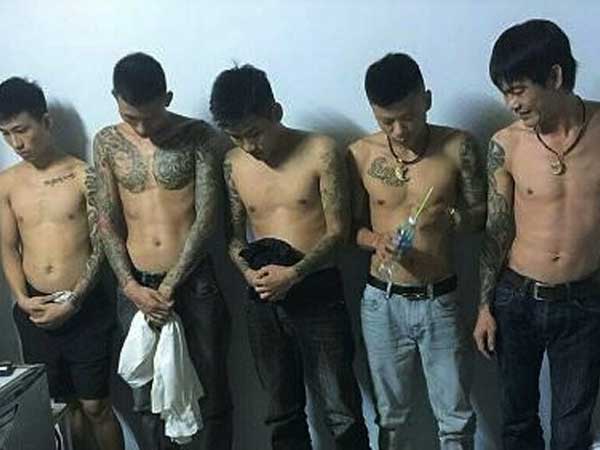 Hà Tĩnh: 5 thanh niên thuê khách sạn mở tiệc ma túy đá