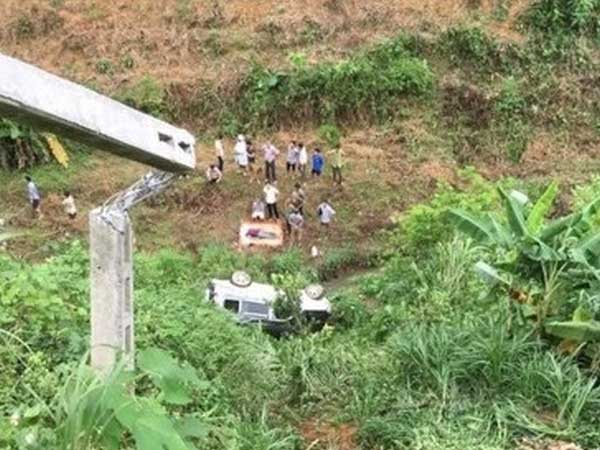 Lào Cai: Nghi dạy vợ tập lái xe, ô tô lao thẳng xuống đèo khiến chồng chết, vợ bị thương nặng