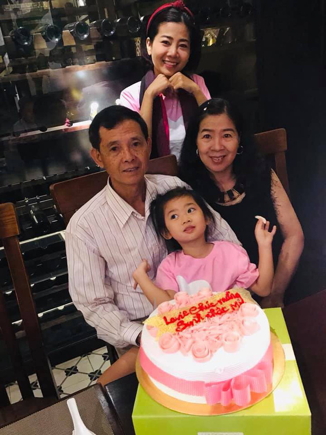 Mai Phương hạnh phúc khoe con gái 5 tuổi đã cực tâm lý, biết tặng hoa trong Ngày của Mẹ